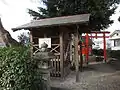 本殿覆屋（手前）と境内稲荷社（奥）