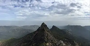 聖地ギルナール山は山岳寺院都市を形成している