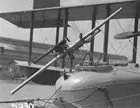 航空機(水上機)に対潜用として搭載された、アメリカの1.57インチ(約40mm)デイビス砲航空機搭載型のルイス軽機関銃が副武装兼照準用測距銃として同軸装備されている