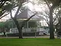 デロン・プラザ・アンド・バンドスタンド
