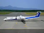 出発するDash8 Q400