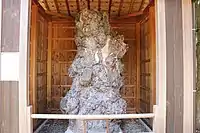 2010年（平成22年）8月4日に倒壊した主幹。拝殿横に安置され注連縄が張られ展示保管されている。