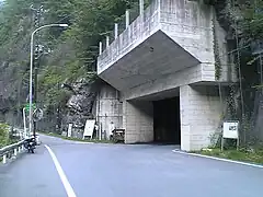 旧中津川林道との分岐（トンネル側が県道本線、2007年8月）