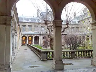 柱廊乃至アーケードから見るリセ・ジャック=ドゥクール (Intérieur du lycée Jacques-Decour, sous les arcades.)