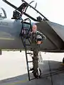 F-15の空気取り入れ口。上端部分がファーストランプ、継ぎ目以降がセカンドランプと呼ばれ、その奥にはさらにサードランプ、ディフーザーランプと続き、ダクト上面には境界層の排出口や流量を調整するバイパスドアがある。これらはAIC(Air Inlet Conrtol)によって動作し、ダクトの断面積や内壁の角度が最適な空気流量や圧力になるように自動で調節される。