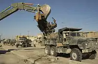 イラクで活動するアメリカ軍のM929A1ダンプトラック