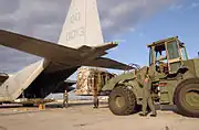 パレット化された貨物を搭載するKC-130R