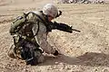 OKC-3S銃剣を使って地雷の有無を探る海兵隊員。右腰にはケイバー・ナイフも吊り下げている。(2005年、イラクにて)