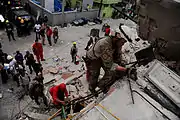 ハイチ地震で生存者を救助するパラジャンパー(捜索救難員)