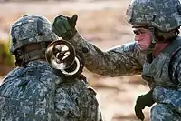 カールグスタフM3 84mm無反動砲に砲弾を装填し砲尾を閉鎖する直前の状態ノズルのみで尾栓のない閉鎖器部の構造がわかる雷管と撃発機構の位置を合わせるため、薬莢の向かって下にある切り欠きが砲身側の突起とかみ合っている