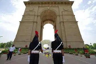 インド門を警備するインド軍