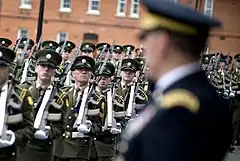 銃剣を取り付けたステアーAUGを持って行進するアイルランド軍