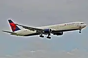 ボーイング767-400ER（アメリカがん協会ステッカー付）