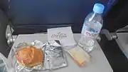 デルタ航空の機内食としての軽食。6時間前後のフライトでは着陸前に通常の機内食ではなくこのような軽食が出ることもある(2015年11月)