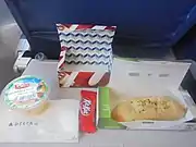 デルタ航空、成田発シアトル行きの2回目のエコノミークラス機内食。トレーではなく、紙箱に入って提供される簡易機内食である(2017年5月)