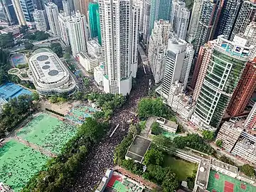 ヴィクトリアパークに入れなかったため、英皇道で直接デモ行進に参加する市民も多かった。