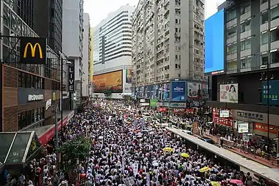 デモ参加者が銅鑼湾の怡和街を通る様子