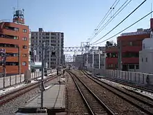 複々線化工事中の駅の渋谷方。右端には後に1番線となる線路が既に設置されている（2008年4月6日）