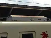 1987年製造車用(左)1988年製造車用(右)の補助電源装置。画像では、乗務員扉上部に水切りがある1988年製造車(左)に、1987年製造車用の張り出しのある補助電源装置が、1987年製造車(右)に1988年製造車用の補助電源装置が搭載されている。