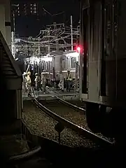脱線した京急1000形1137編成(奥)。子安方より画像中央が事故現場の神奈川新町第1踏切道