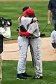 マウンド上でハグしあうデレク・ジーターと松井秀喜(2010年4月13日)