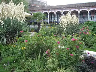 ロンドンの主要商業地区ケンジントン・ハイ・ストリート (en) 沿いのビル屋上にある Kensington Roof Gardens
