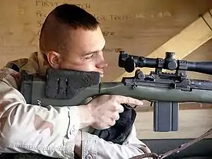 アフガニスタンでDMRを構える海兵隊員