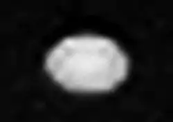 ボイジャー2号が撮影したデスピナの画像。画像は水平方向に引き伸ばされている。