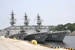 停泊するあぶくま型護衛艦の艦首に掲揚される艦首旗