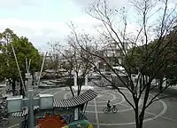 バスが発着する北側駅前広場