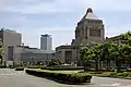 国会議事堂。1936年竣工。日本の国会は東京で開かれている。また、国会議事堂の周辺には主要な政党の本部がある。