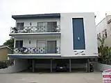 アパートの下に造られたタイプのカーポート