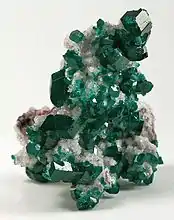 方解石の上に付着した翠銅鉱の結晶、典型的なツメブ鉱山の標本　サイズ 8.2 x 5.8 x 5.5&nbsp;cm