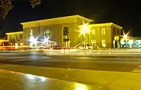 夜の駅舎