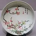 粉彩（琺瑯彩）梅樹文皿 清・雍正年間（1730年頃） 景徳鎮窯（重要文化財）