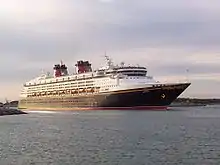 ポート・カナベラルを出港するディズニー・マジック