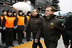 メドヴェージェフ大統領の訪問を受けて整列する空母「アドミラル・クズネツォフ」乗組員