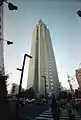 代々木駅東口から仰ぐ