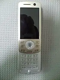 NTTドコモ FOMA D903i（2006年）。スライド式筐体とスピードセレクターは、この時期の三菱携帯端末の特徴