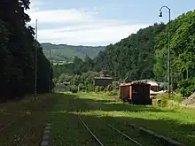 ドブシナー鉄道駅終端から伸びるドブシナー市有林企業の原木積出用専用線。中央奥に東部スロバキア採石砂利国有会社時代のアスベスト積出施設遺構が見える(2015年)