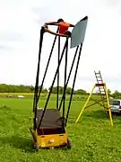 鏡筒を使わず、トラスで組んだドブソニアン望遠鏡 接眼部へ近づくための脚立が後方に見える
