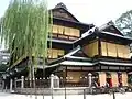神の湯本館棟（左）と事務棟（右）