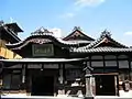 玄関棟。唐破風玄関（左）と入母屋玄関（右）。