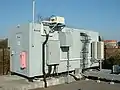 NTTドコモ携帯電話の基地局根元にある無線装置の建家（2003年12月撮影）