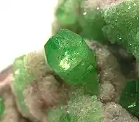 ドロマイトに発生した二価銅を含む菱亜鉛鉱(ツメブ産出、4.4 x 4 x 3 cm)