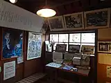 土間年表や写真が飾られている。右上の写真が横溝正史像の基となっている。