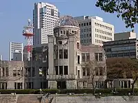 改修前のおりづるタワーと原爆ドーム