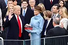 ジョン・ロバーツ最高裁判所長官を伴い、就任の宣誓を読むトランプ