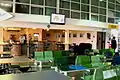 カフェに向いたターミナル内の待合室