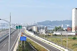 錦江河口付近に2018年12月27日に開通した冬柏大橋（朝鮮語版）（トンベクテギョ）。